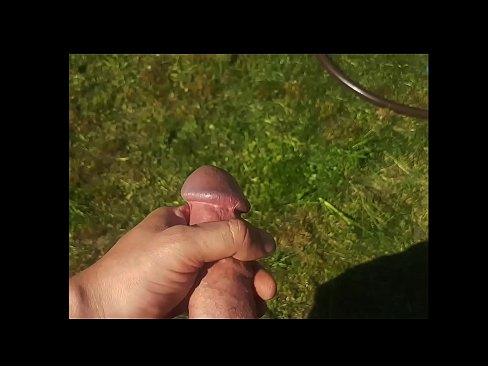❤️ Vroča lepotica dobi svojo rožnato pičko, ki jo jebe, in se zraven cmeri s curkom na poletnem vrtu Anal video pri nas sl.banglablog.top